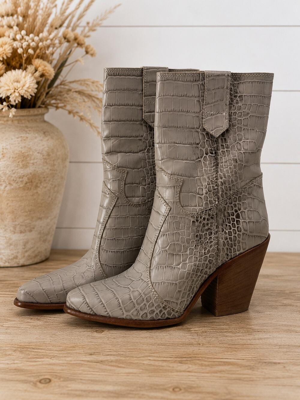 Sundance Womenβs Ankle Boots EU 38 / US 7.5 Gray Embossed Leather Croc Western